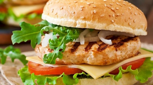 Pelin Çift İle İyi Fikir Gürkan Şef’den Ev Usulü Tavuk Burger Tarifi 11.04.2019
